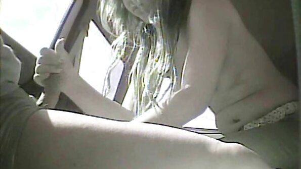 Barebacking porno femme sauvage dans la bouche avec un baiser