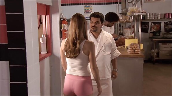 L'acteur Alex baise le porno avec des femmes médecin avec un baiser en culotte rouge