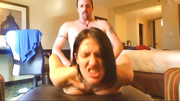 Baiser oral avec une salope porno cheval femme transgenre aux yeux bleus