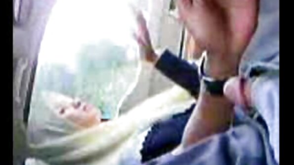 Magnifique Lana appréciant la soie avec une musique relaxante xxx mere et fille