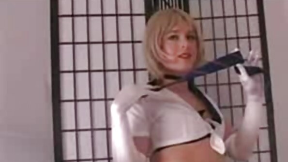 Il embrasse porn femme animal fraternellement une pute bon marché dans une chambre d'hôtel
