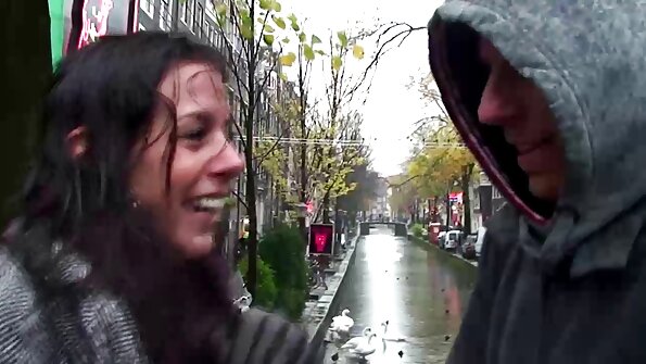 Affecté par le flux brûlant de sperme xxx entre fille directement dans l'utérus