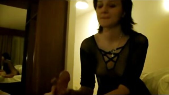 La serveuse a pénétré le vagin pornographique lesbienne du client