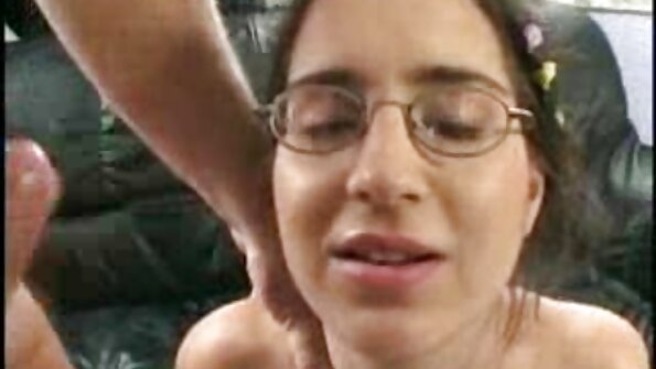 Megan Raine embrasse un instructeur de porno femme et cheval tennis