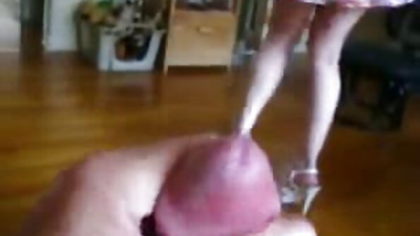 Danse érotique sur le capot femme menage porno de la voiture