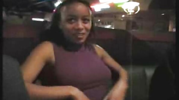 Fille souriante à l'aine non rasée porno avec les animaux Gina
