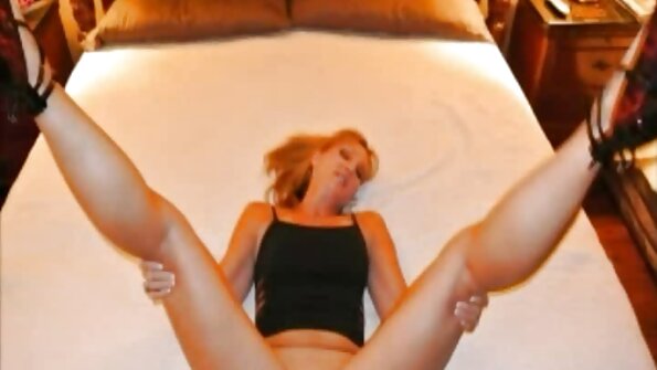 Alana passe ses journées d'été avec un homme porno avec les animaux chauve.
