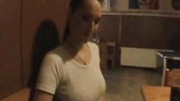 Il verse de l'huile sur le corps de la Rousse Lacie porn belle blonde Lennon et insère une bite dans sa chatte