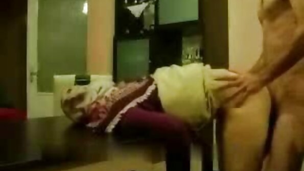 C'est une belle fille porno chien et femme qui baise avec un baiser