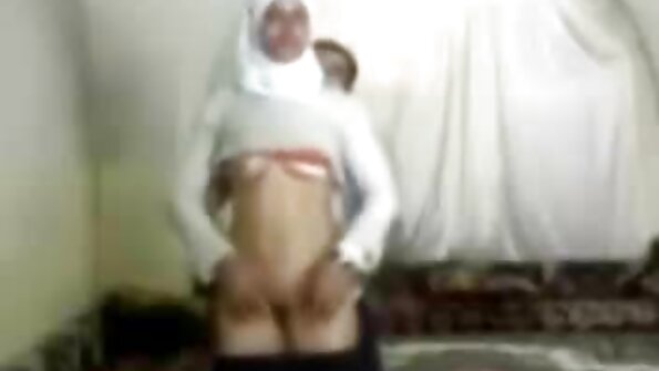 Vidéo avec la fille arabe porno serveuse à moitié nue Jessie Rogers