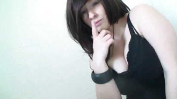La magnifique transsexuelle Karolina entre dans les mains lesbiennes d'Eva x porno chien